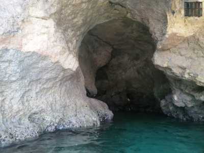 Anche qui la scogliera custodisce una serie di piccole grotte. La prima in particolare � caratterizzata da un ingresso ad arco...